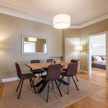 Stunning Luxury 3 Bedroom In The Heart Of Town Apartment *