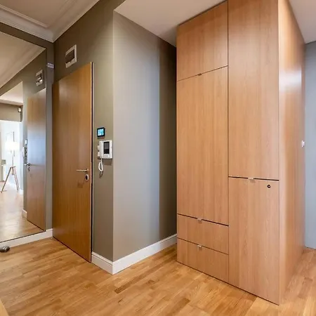 Stunning Luxury 3 Bedroom In The Heart Of Town Apartment