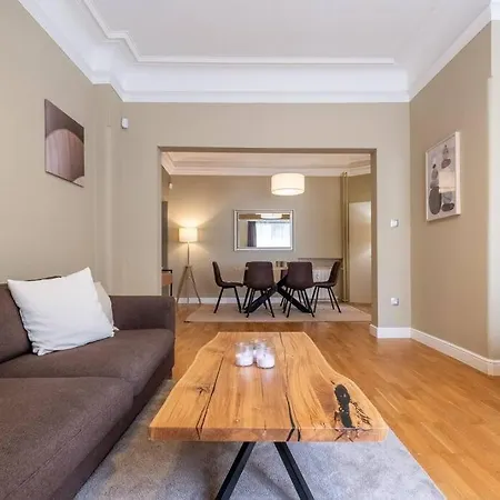 Stunning Luxury 3 Bedroom In The Heart Of Town Apartment
