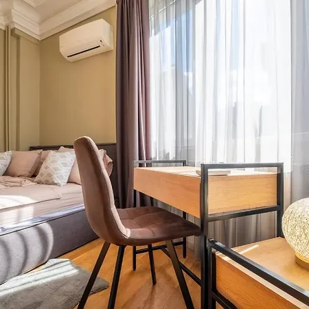 Stunning Luxury 3 Bedroom In The Heart Of Town Apartment