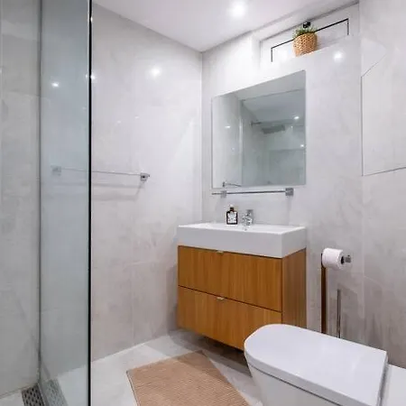 Stunning Luxury 3 Bedroom In The Heart Of Town Apartment *