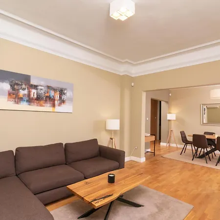 Stunning Luxury 3 Bedroom In The Heart Of Town Apartment *