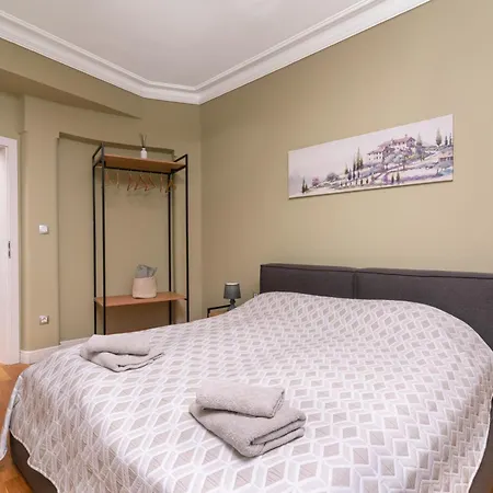 Stunning Luxury 3 Bedroom In The Heart Of Town Apartment
