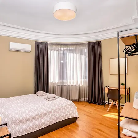Stunning Luxury 3 Bedroom In The Heart Of Town *