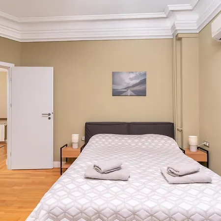 Stunning Luxury 3 Bedroom In The Heart Of Town Apartment *